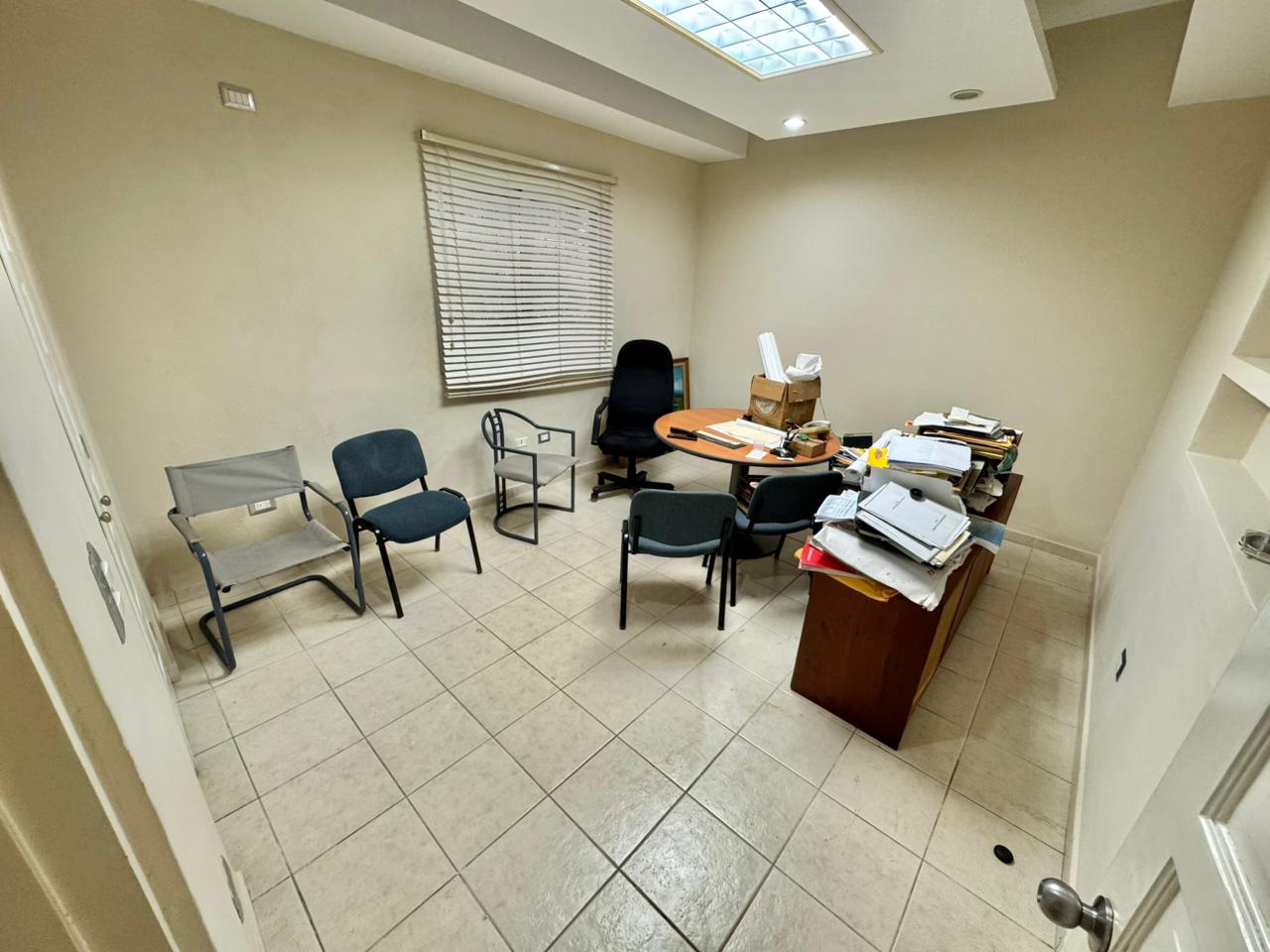 oficinas y locales comerciales - Vendo local comercial en La Zona Universitaria  8