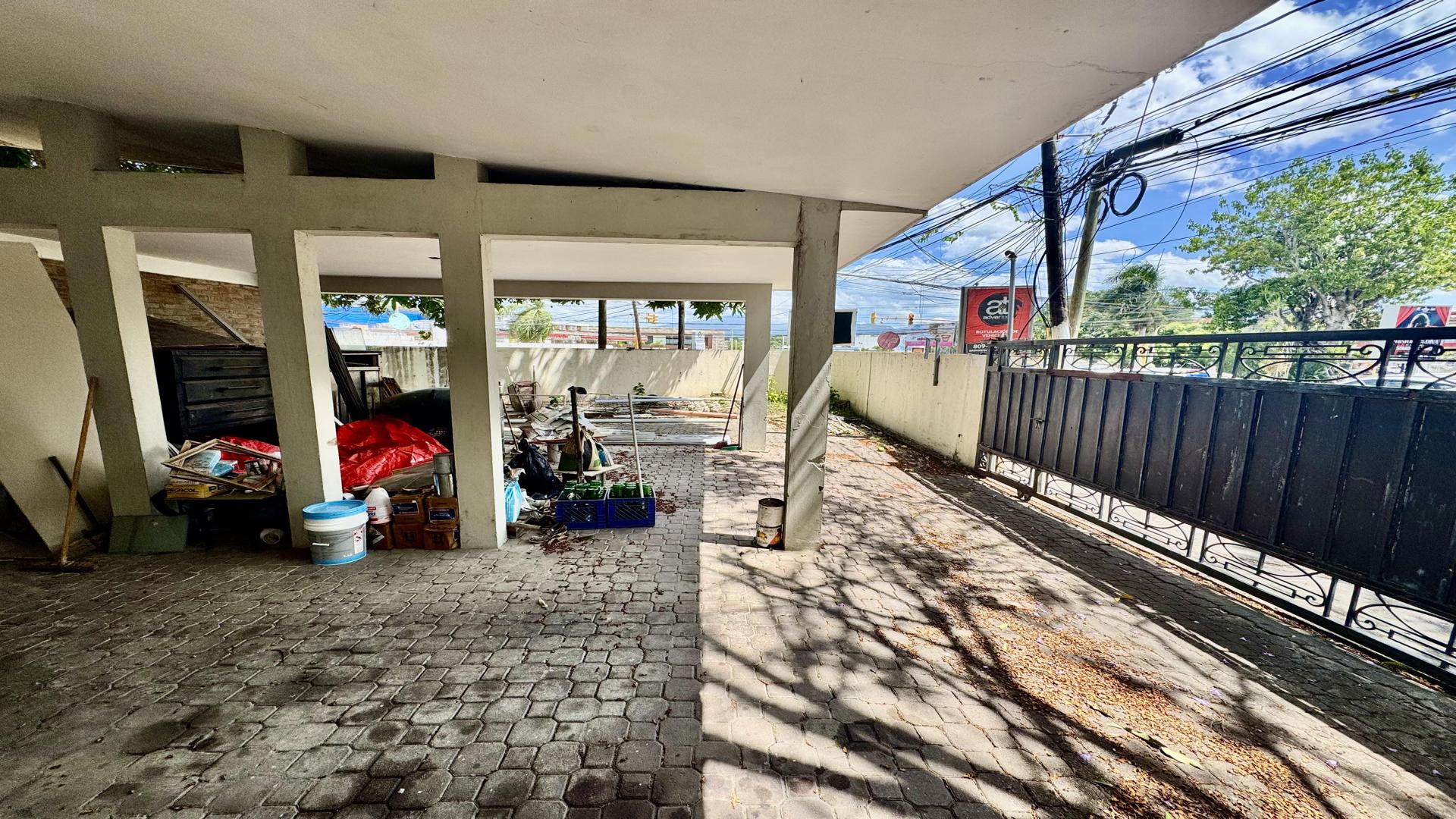 oficinas y locales comerciales - LOCAL CON 640MTS DE RENTA EN AVENIDA PRINCIPAL SANTIAGO 1