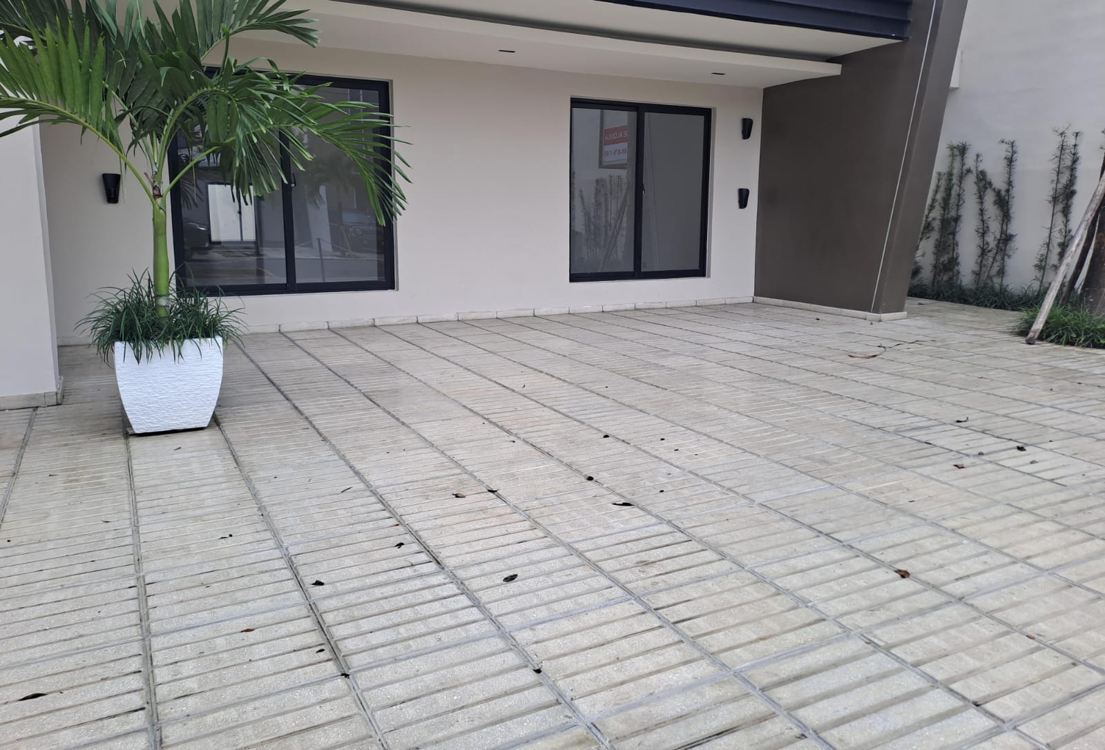 oficinas y locales comerciales - Alquilo local 1er piso 330 mts  en Naco 7