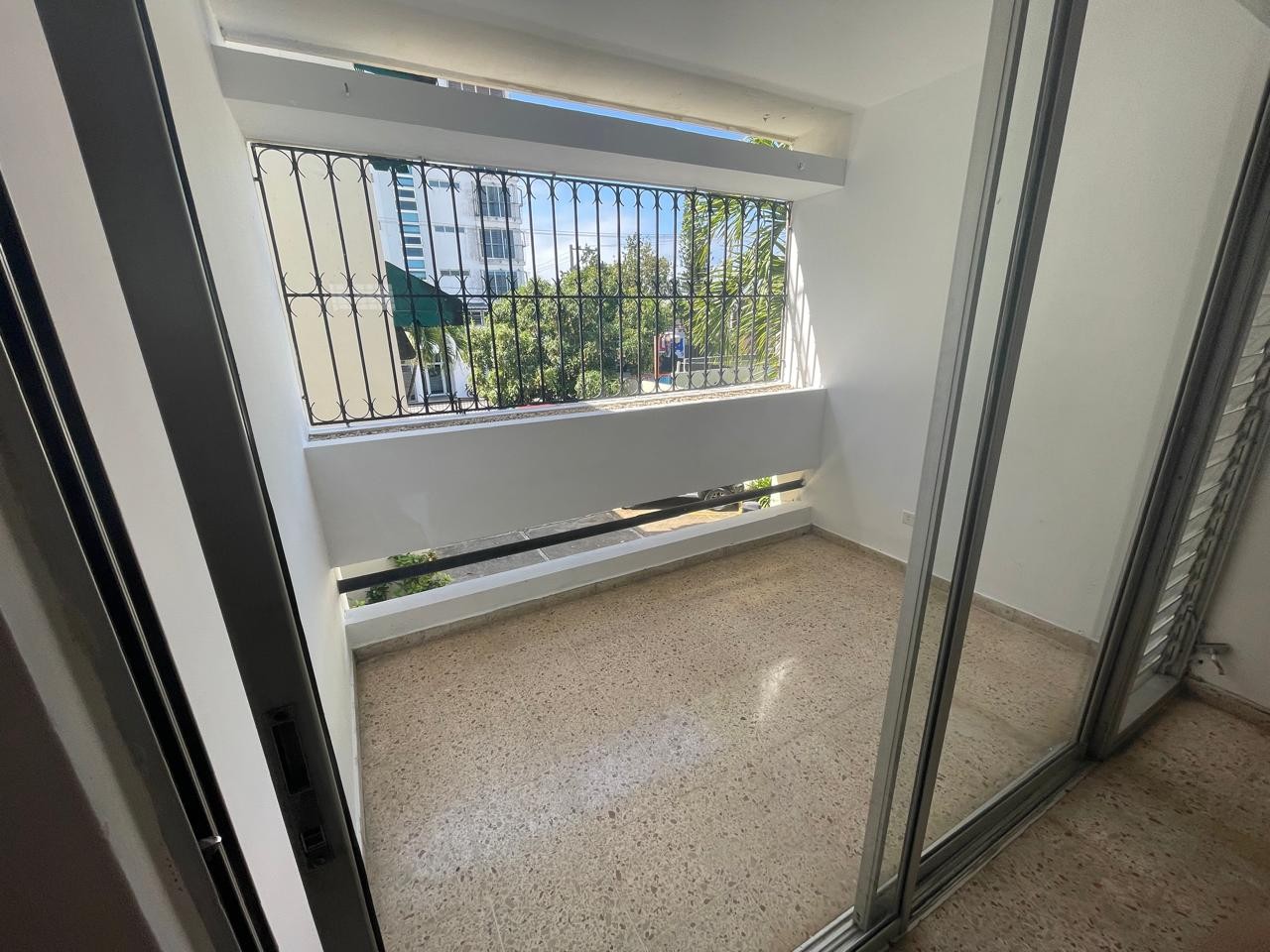 apartamentos - Alquiló en Urb Fernández 2do piso105 mts2 hab1 bañoBalcónRD$42,000 5