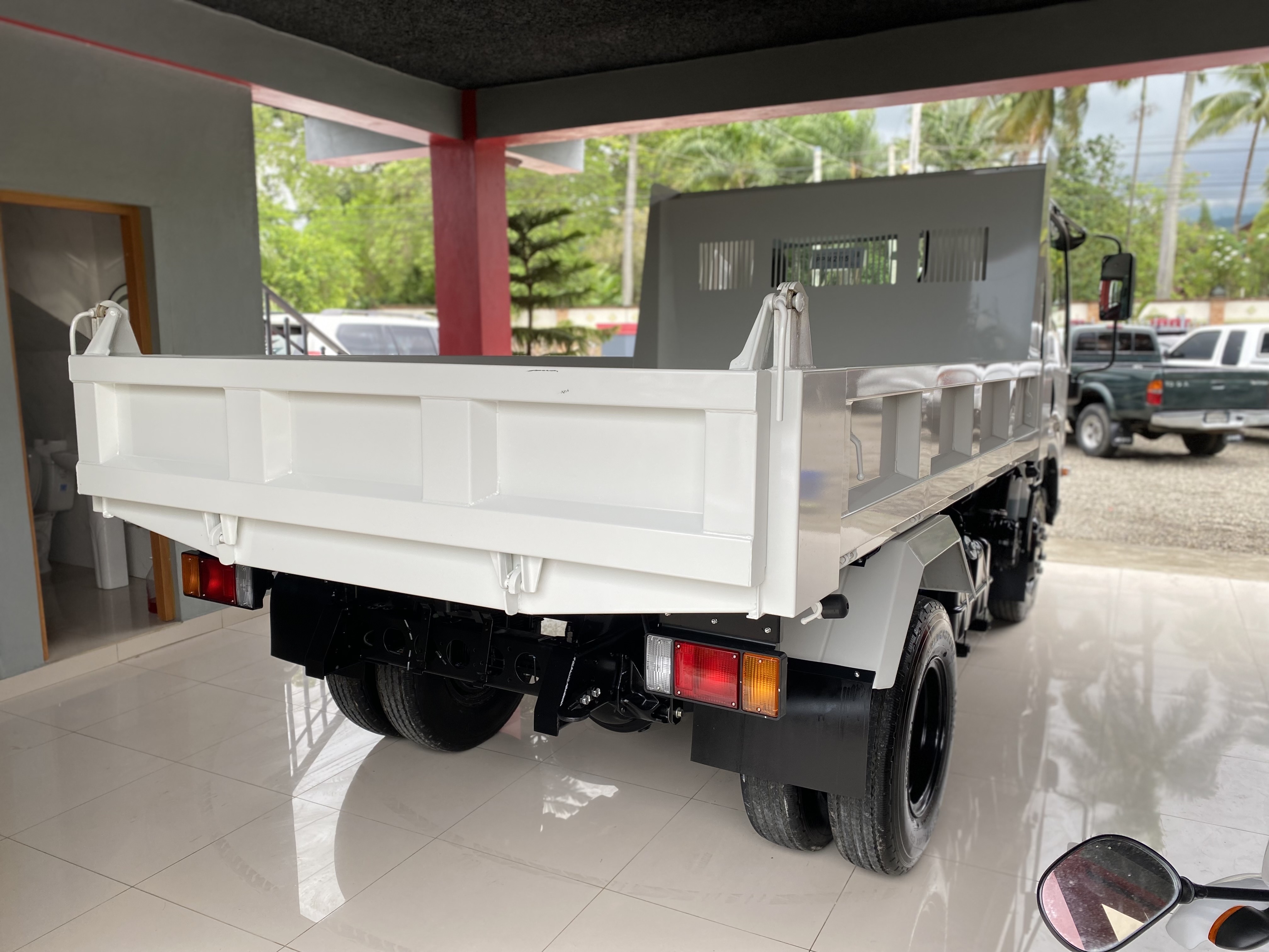 camiones y vehiculos pesados - ISUZU NPR 2025 VOLTEO 2