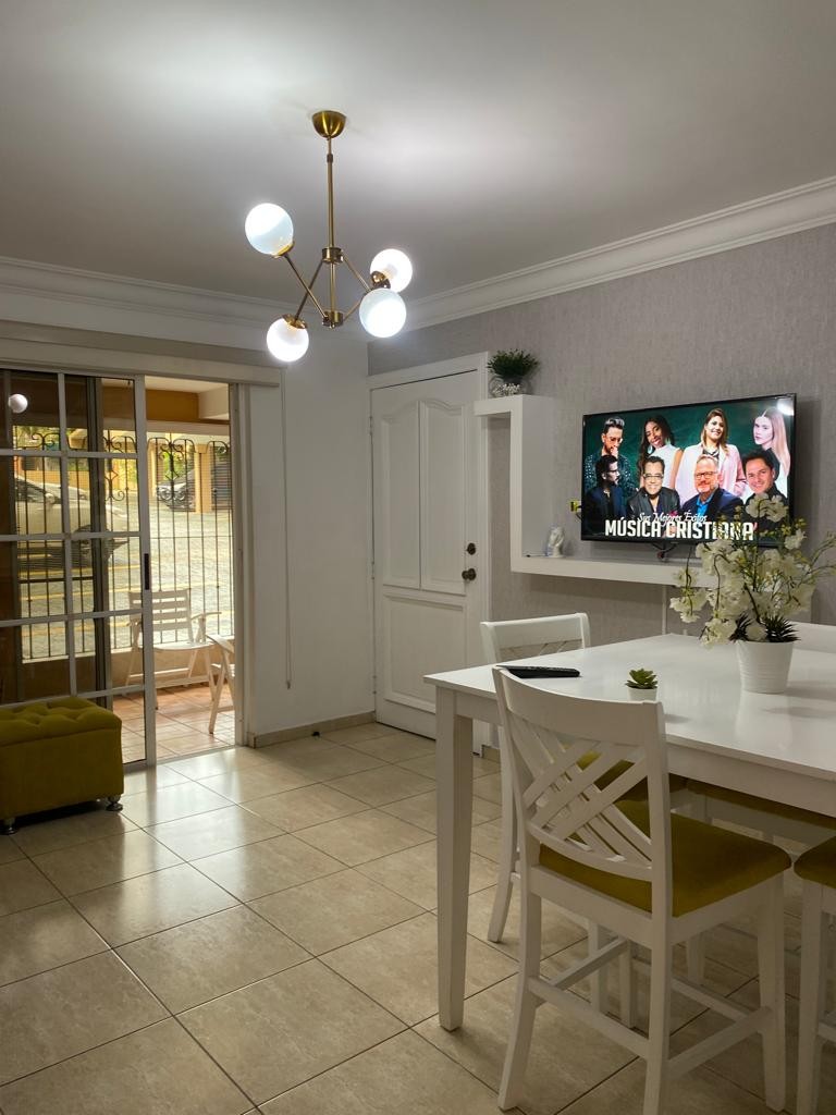 apartamentos - Sector Gazcue 
Entre Bolivar y Pasteur.. muy céntrico .
1 Hab 
1 1/2 baño 
1er n 6