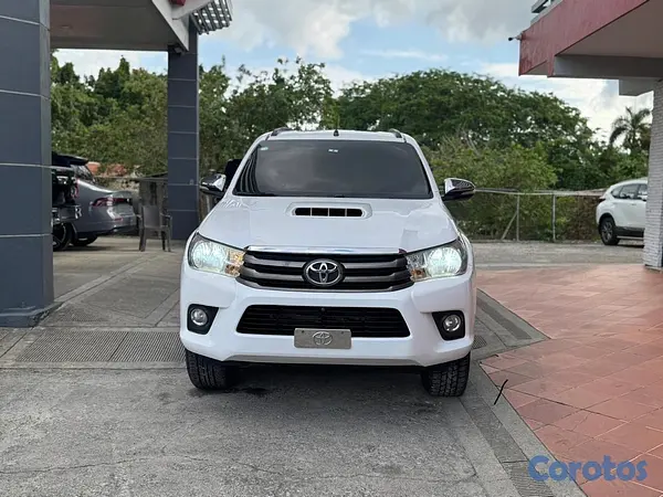 jeepetas y camionetas - Toyota Hilux 2016 3