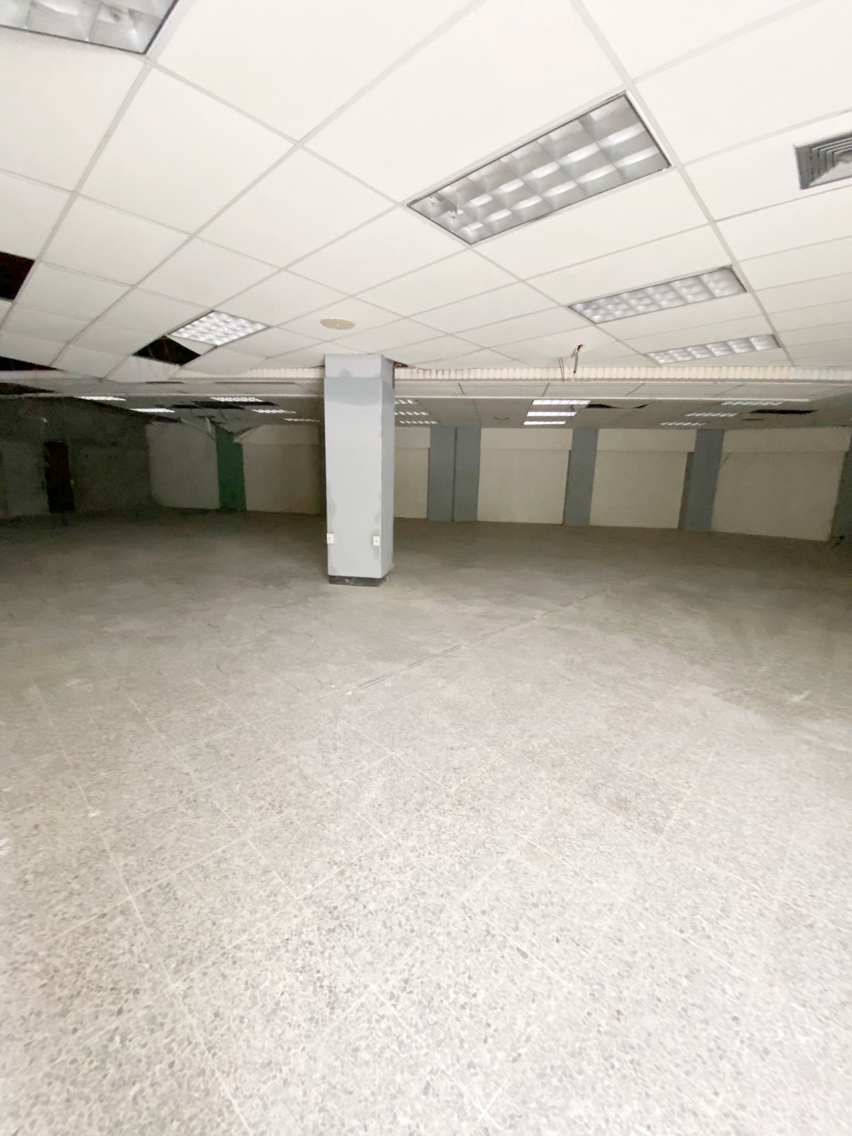 oficinas y locales comerciales - Local esquinero céntrico  3