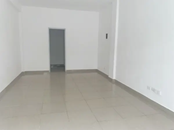 oficinas y locales comerciales - Local en primer nivel céntrico  4