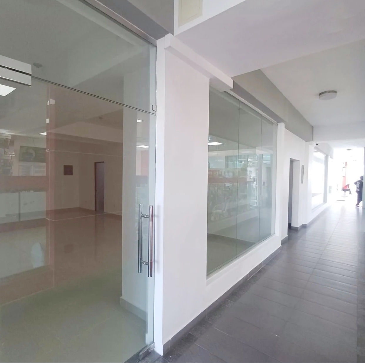 oficinas y locales comerciales - Alquiler local céntrico en el Mirador  4