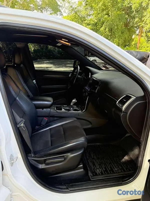 jeepetas y camionetas - JEEP GRAND CHEROKEE LAREDO 2020 8