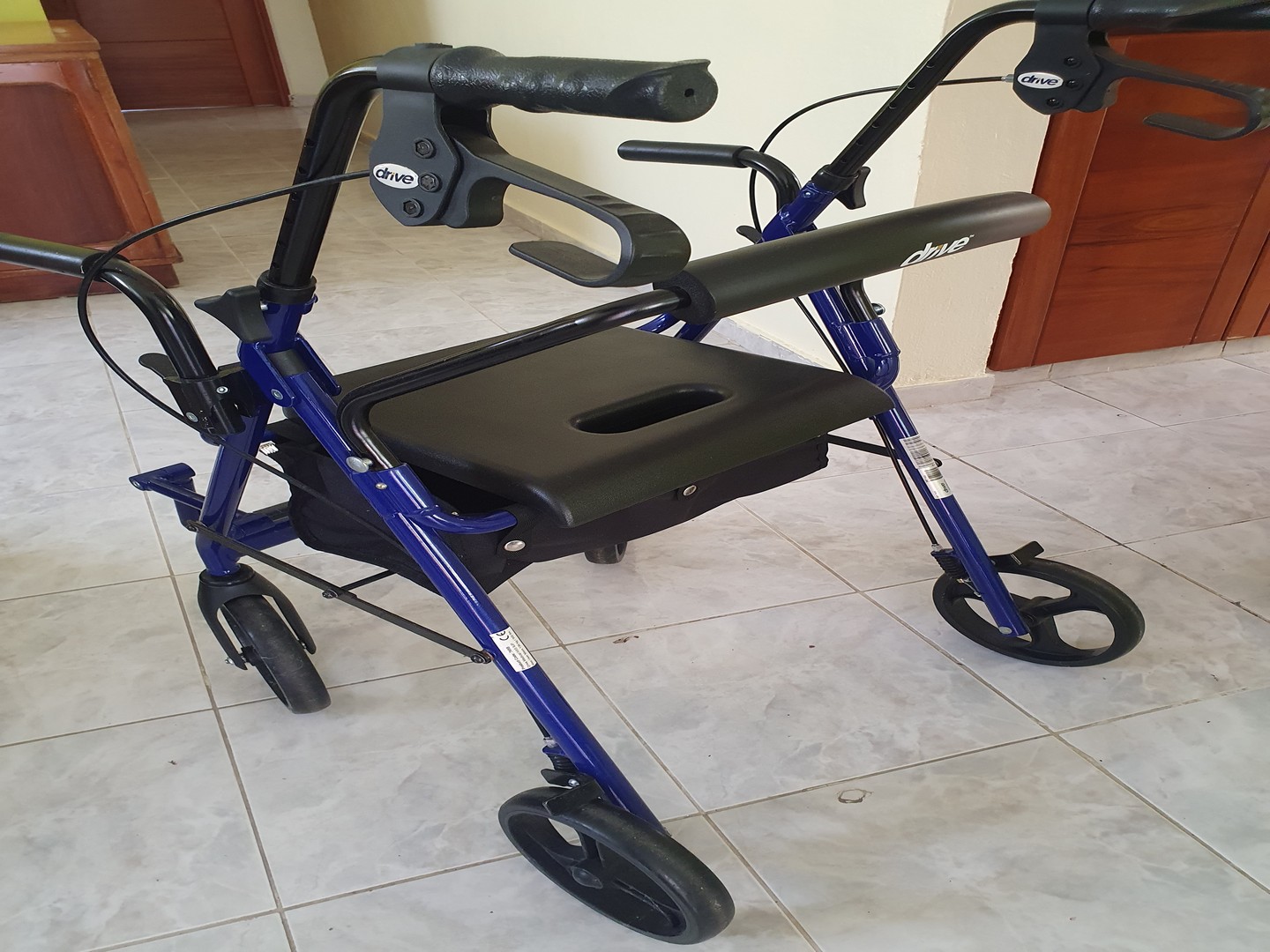 salud y belleza - Silla/andador de Drive Medical color azul 3