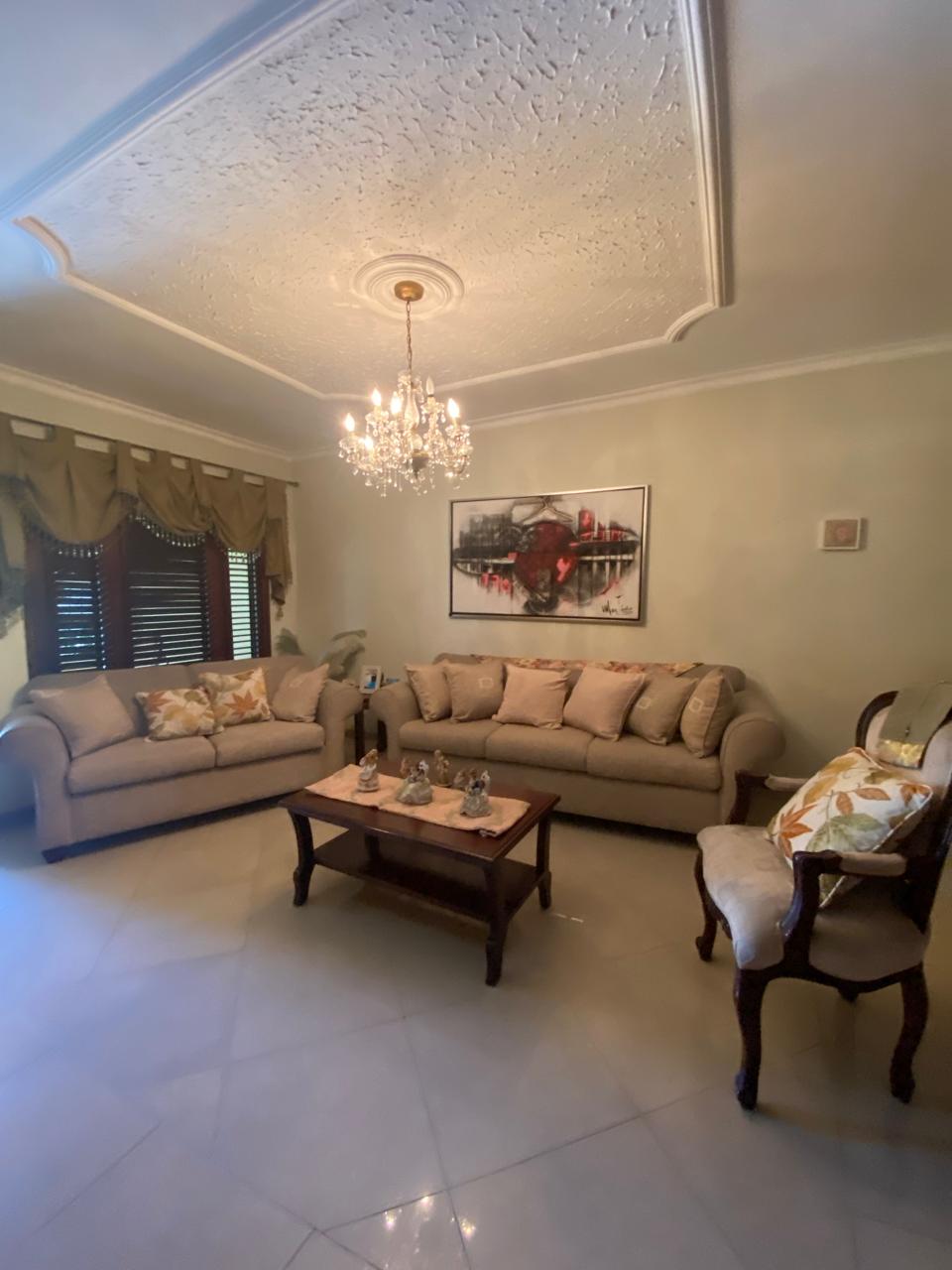 casas - Casa de dos niveles con una excelente ubicacion en