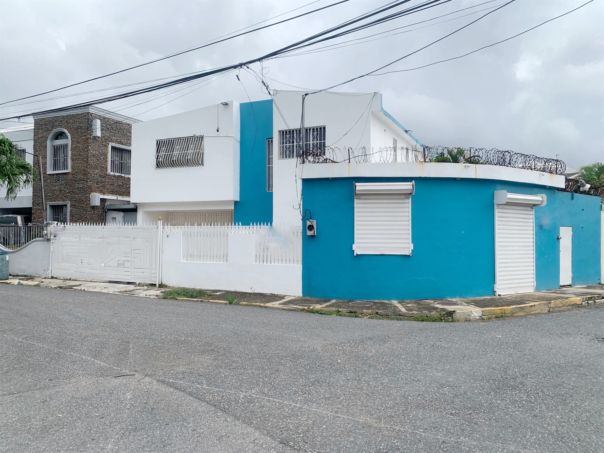 oficinas y locales comerciales - Propiedad comercial esquinera  1