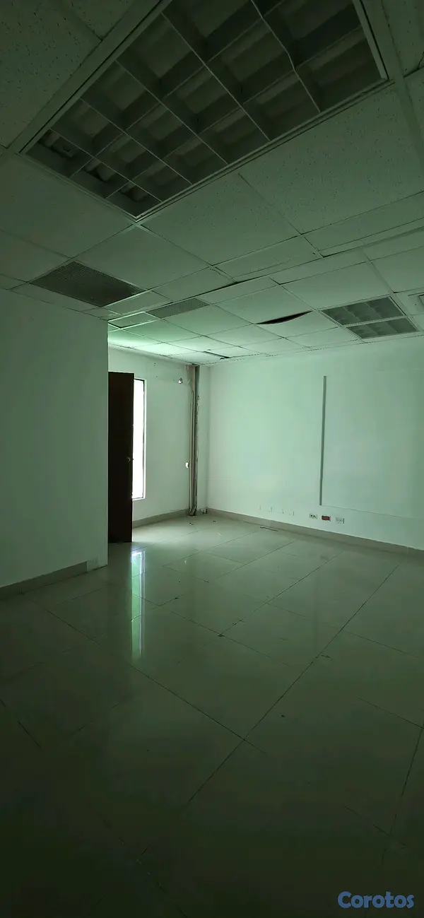 oficinas y locales comerciales - Local comercial en plaza Av. Churchill 2