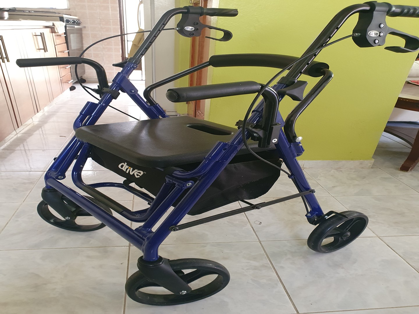 salud y belleza - Silla/andador de Drive Medical color azul 4