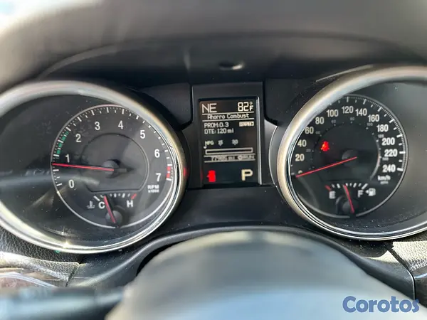 jeepetas y camionetas - Jeep Cherokee Laredo 2011 5
