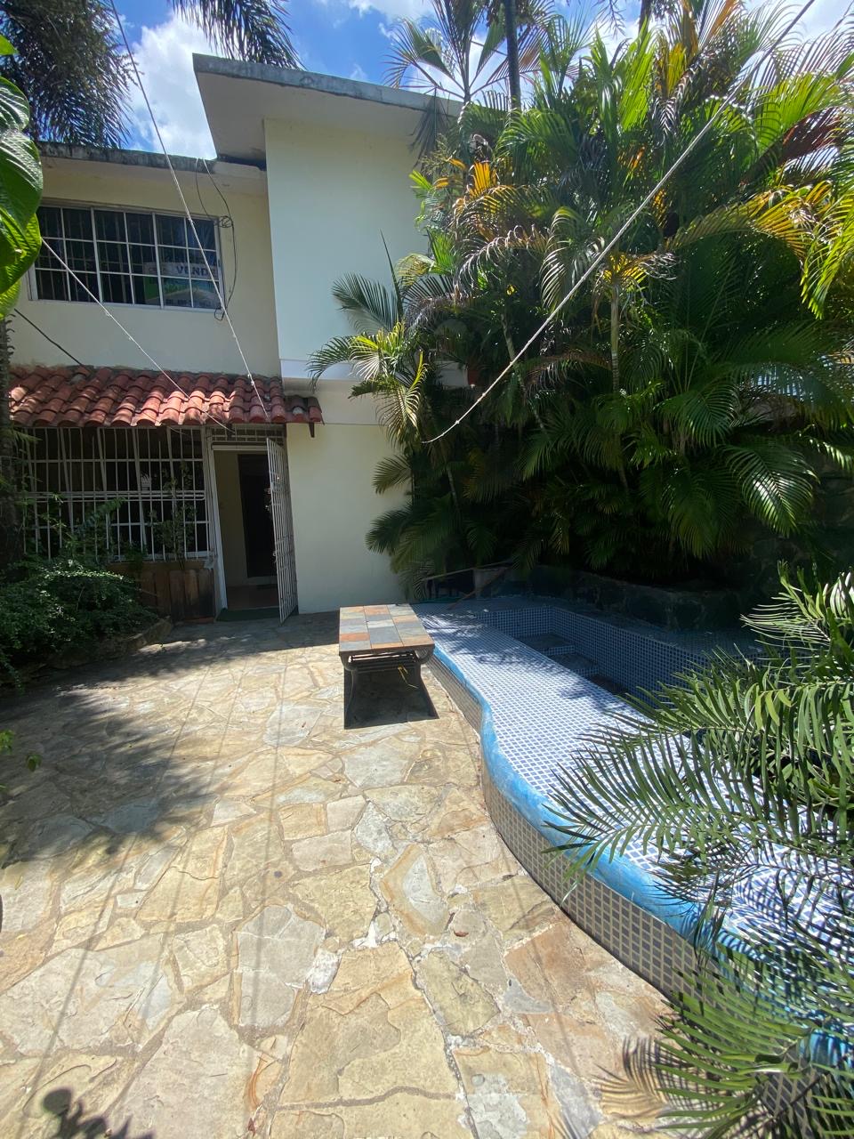 casas - Casa de dos niveles con una excelente ubicacion en 1