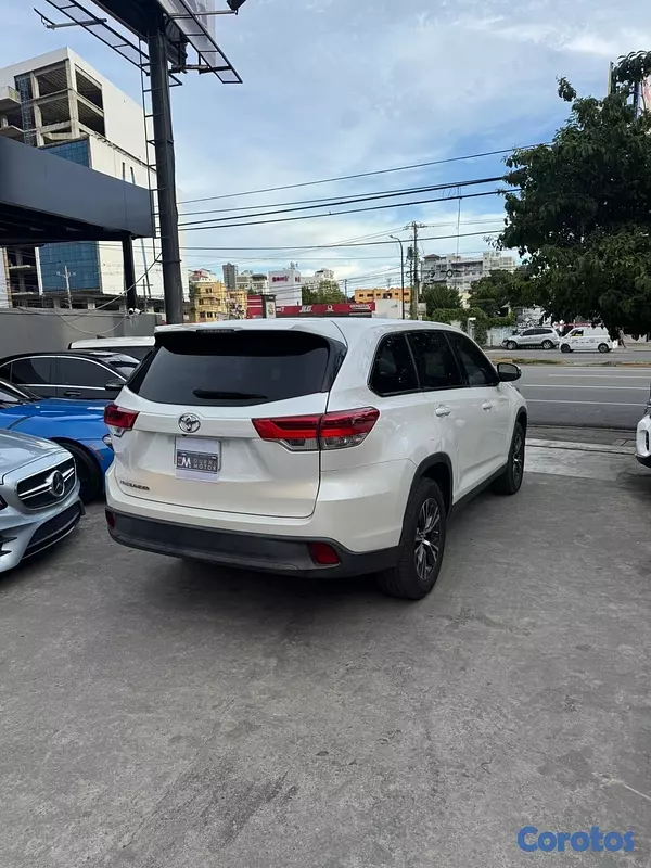jeepetas y camionetas - Toyota Highlander LE 2019 6