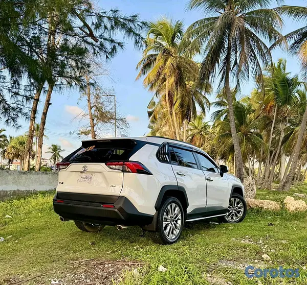 jeepetas y camionetas - Toyota rav4 2023 xle premium  3