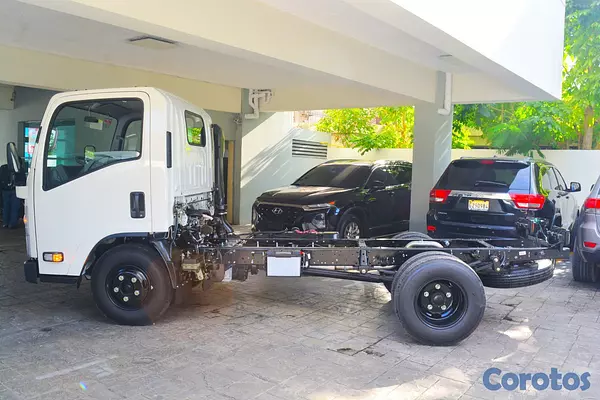 camiones y vehiculos pesados - Isuzu QMR 12 Pies 4