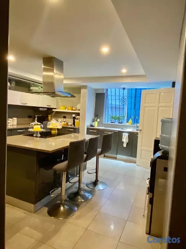 apartamentos - vendo Ph de tres niveles los cacicazgos 5 habitaciones con su baño 4 parqueos  8