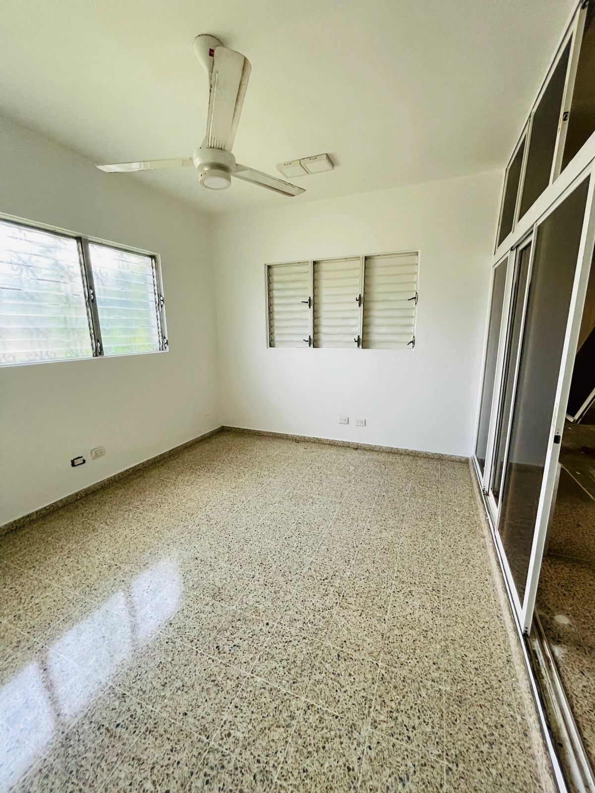 oficinas y locales comerciales - Local comercial en alquiler - Reparto del Este 4