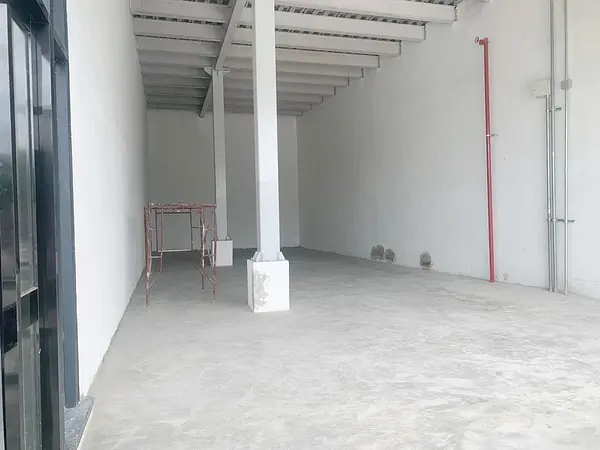 oficinas y locales comerciales - Alquiler local los Jardines amplio  7