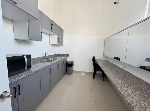 oficinas y locales comerciales - Alquiler local céntrico en urb fernandez 2