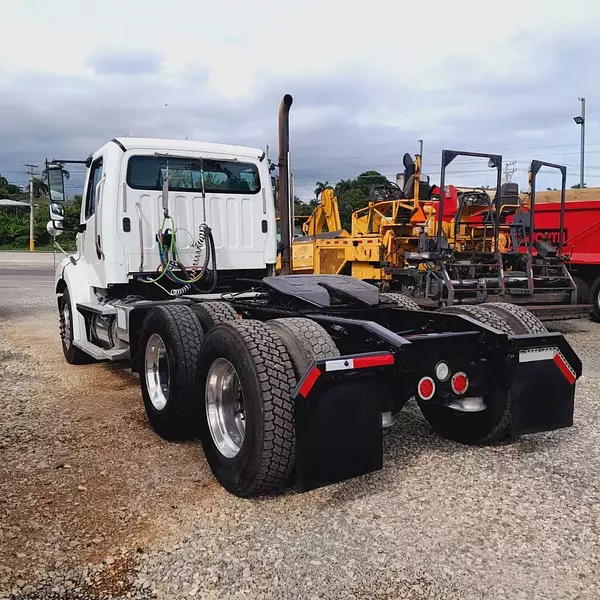 camiones y vehiculos pesados - Freightliner M2 106 año 2013  6