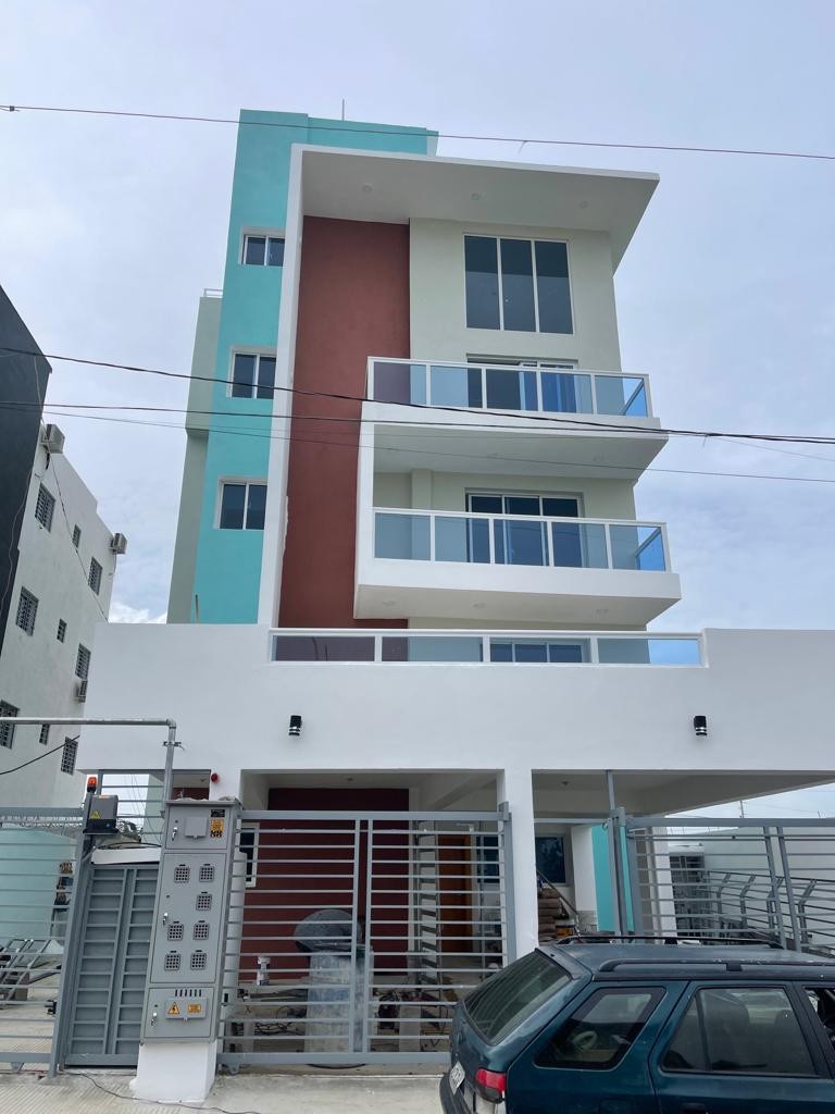 apartamentos - Apartamento en cuarto piso, tipo penhouse con gazebo, Autopista San Isidro