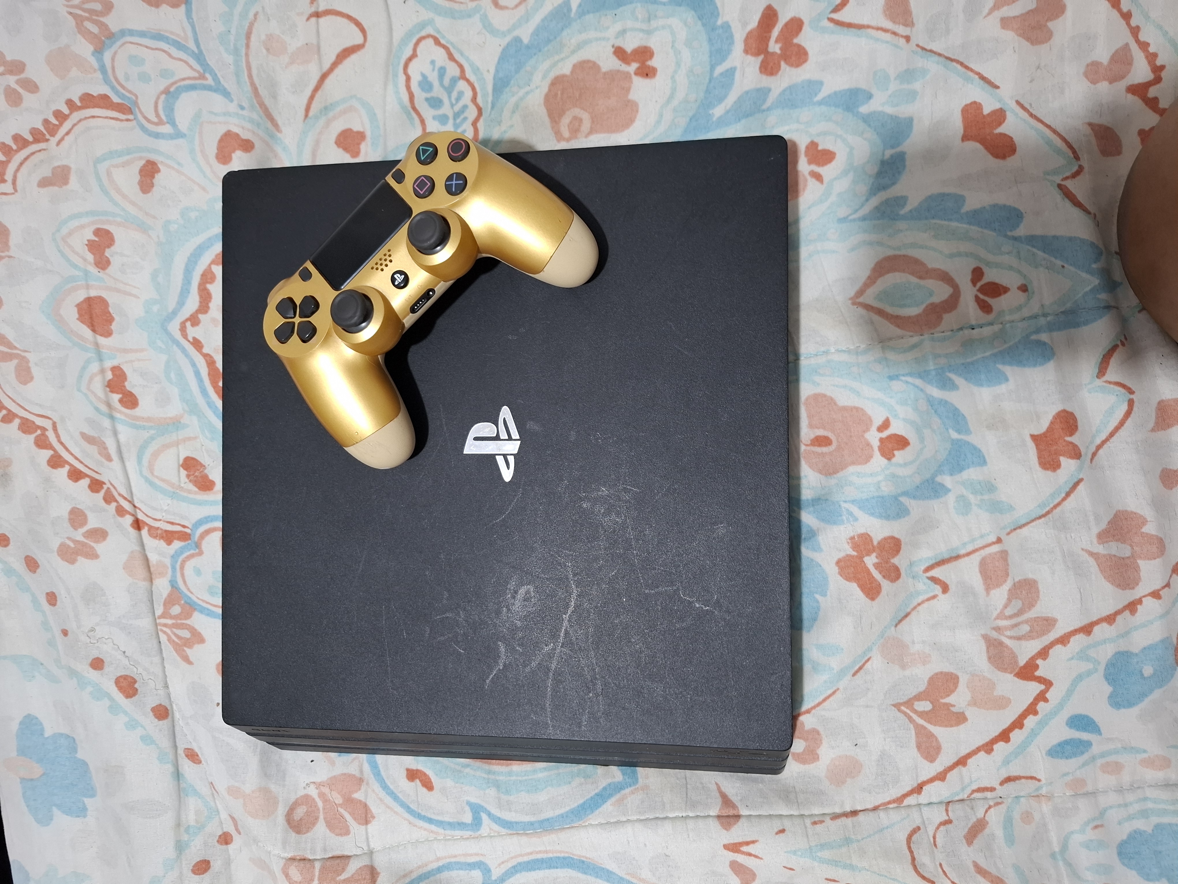 consolas y videojuegos - PS4 PRO de 1TB con su control 