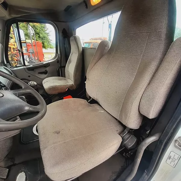 camiones y vehiculos pesados - Freightliner M2 106 año 2013  3