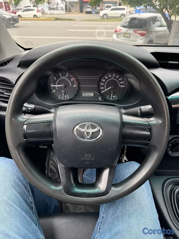 jeepetas y camionetas - Toyota Hilux 2023  9