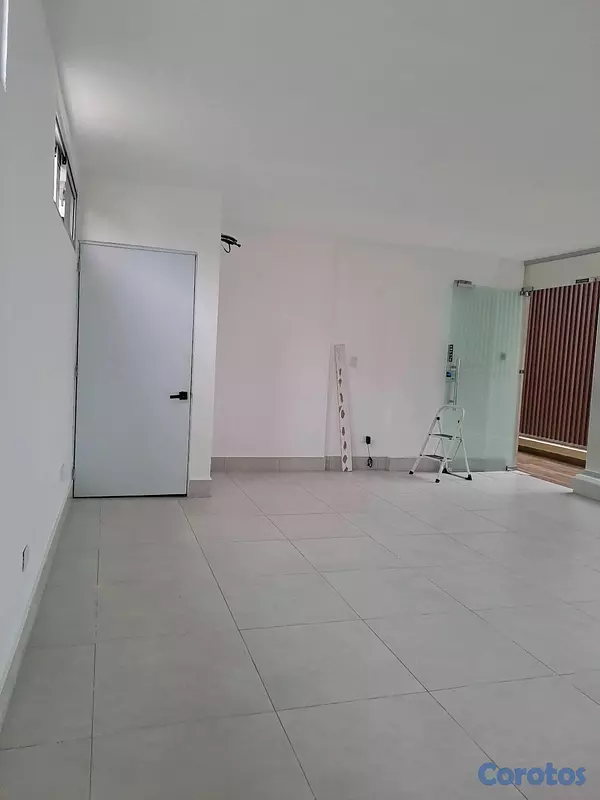oficinas y locales comerciales - alquilo local 33 mts  2do piso en los prados  2