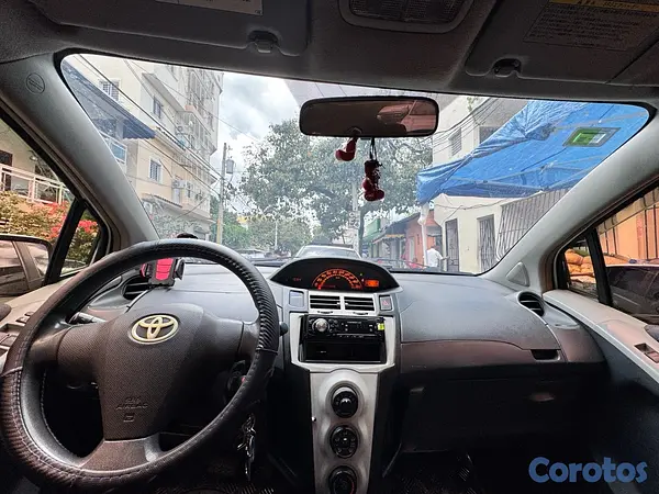 carros - Toyota Vitz 2011  8