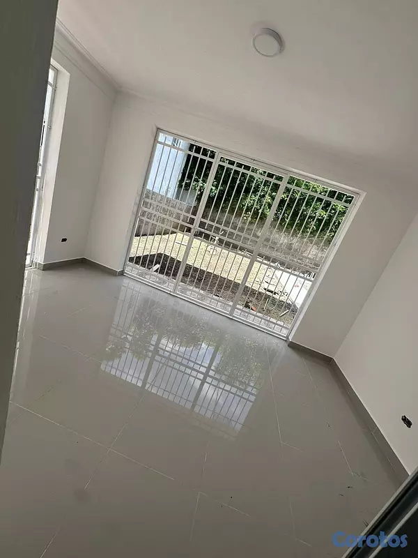 casas - Casa de 3 Niveles con Amplio Patio  4
