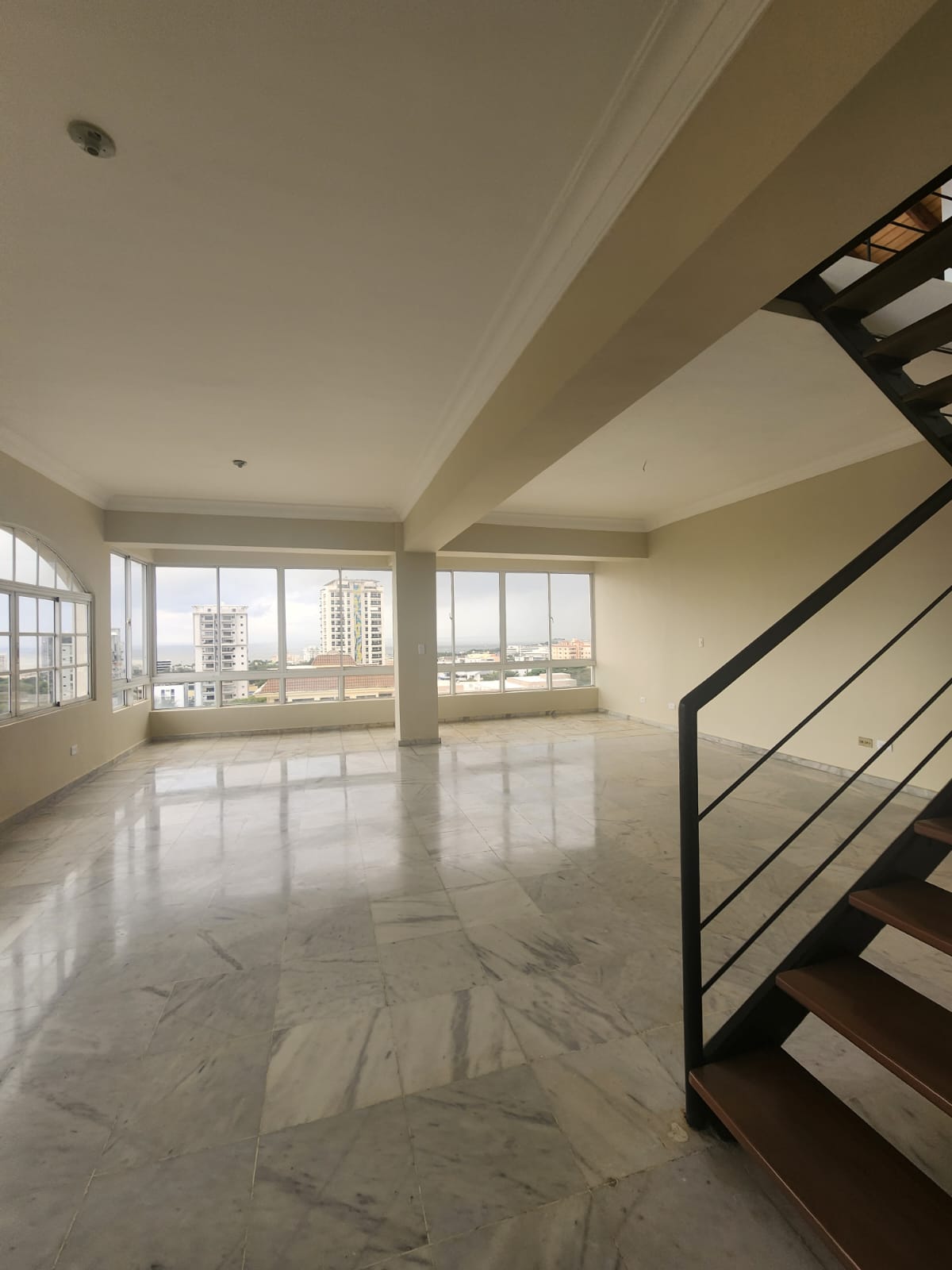 apartamentos - Alquiló Ph en serralles 4 hab. Com baño 3 parqueos