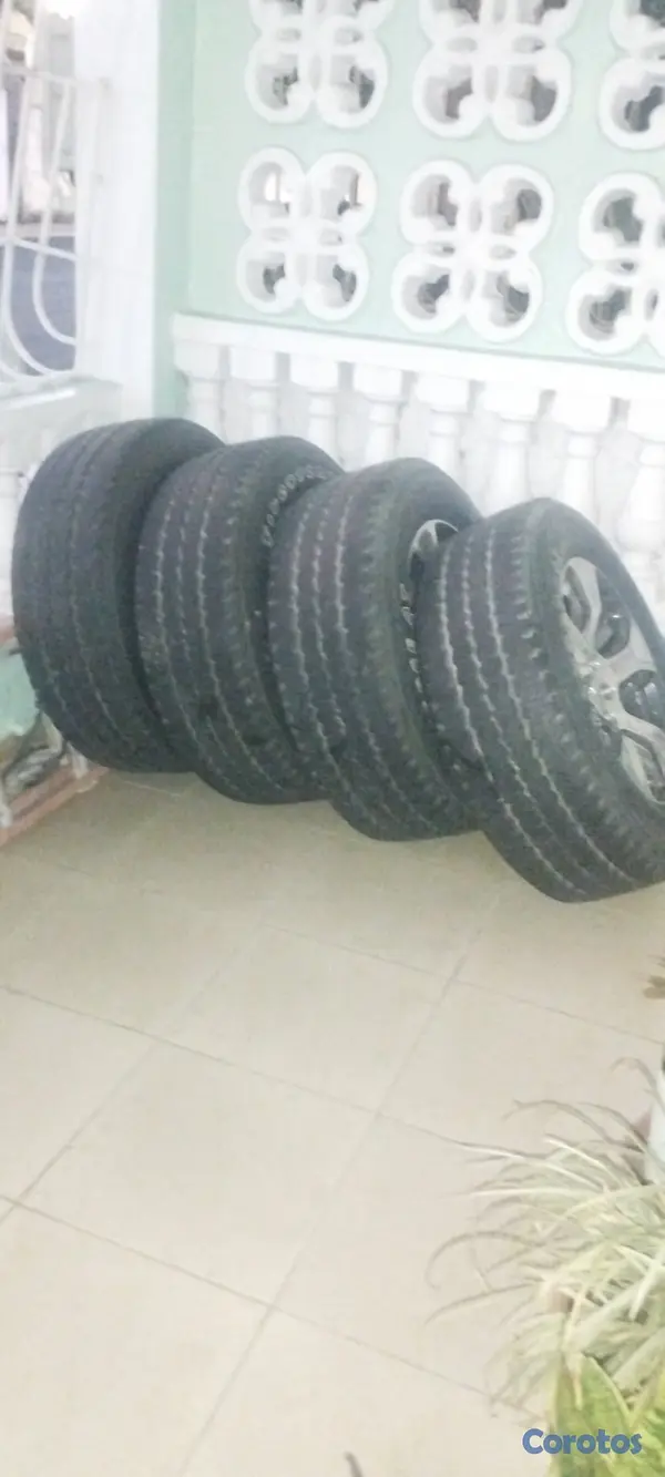 repuestos - SE VENDEN 4 GOMAS CON ARO 20 PARA CAMIONETA DODGE  2