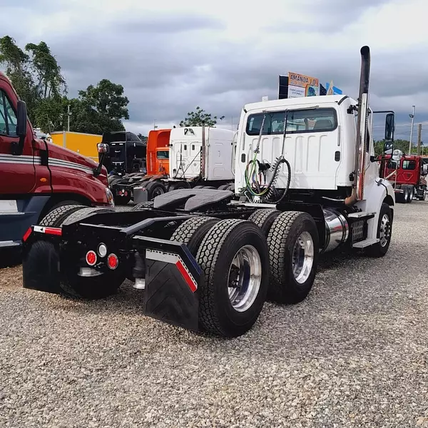 camiones y vehiculos pesados - Freightliner M2 106 año 2013  7