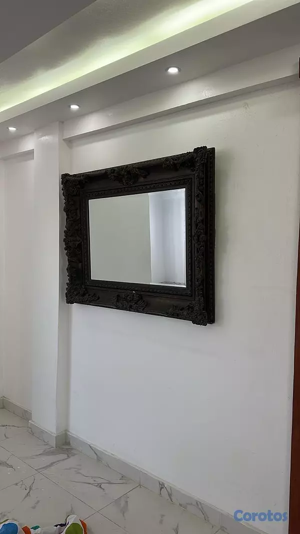 muebles y colchones - Espejo amplio con marco en caoba y diseño tallado  4