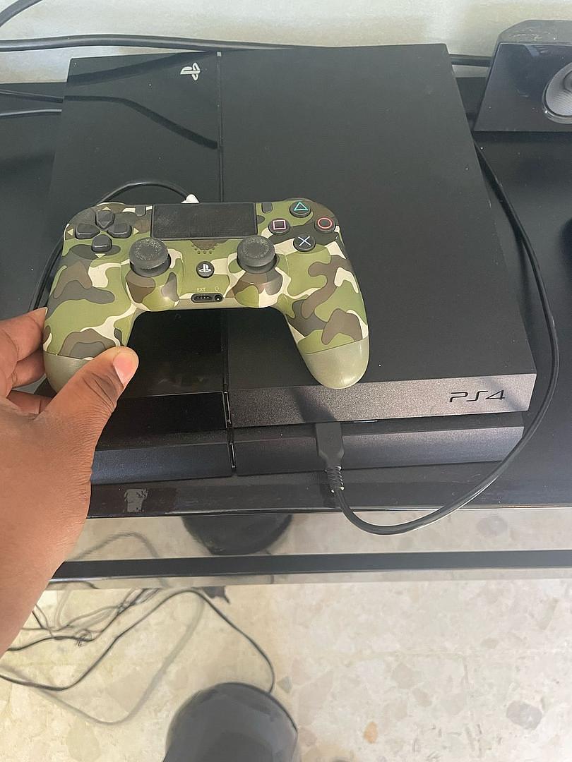 consolas y videojuegos - PlayStation 4 usado con 1 control