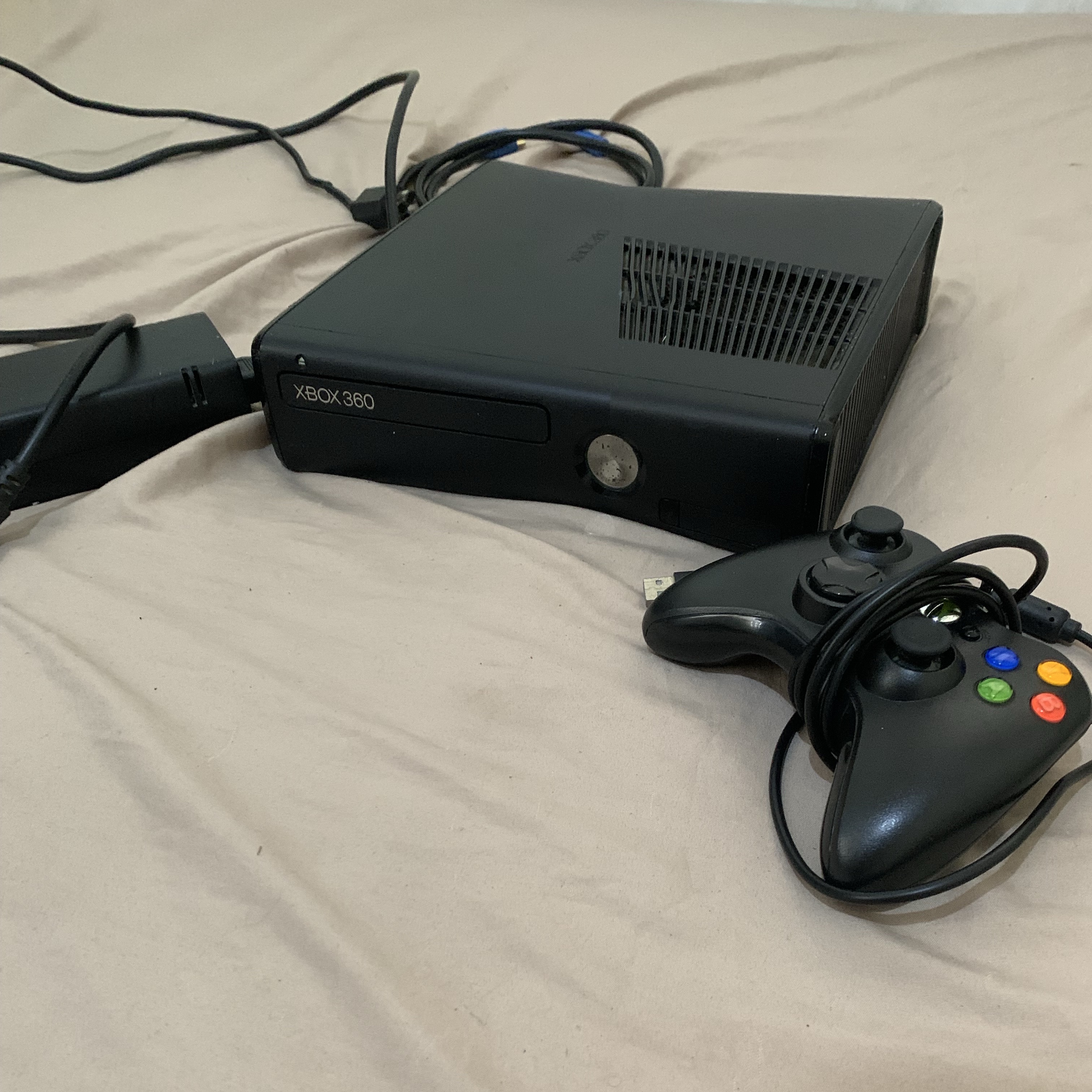 consolas y videojuegos - Xbox 360 Slim con 12 juegos digitales

