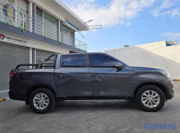 jeepetas y camionetas - KGM REXTON 2021 GRIS OSCURO DIESEL 6