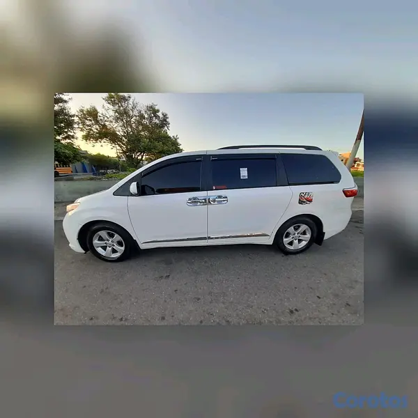 jeepetas y camionetas - Toyota sienna 2016 3