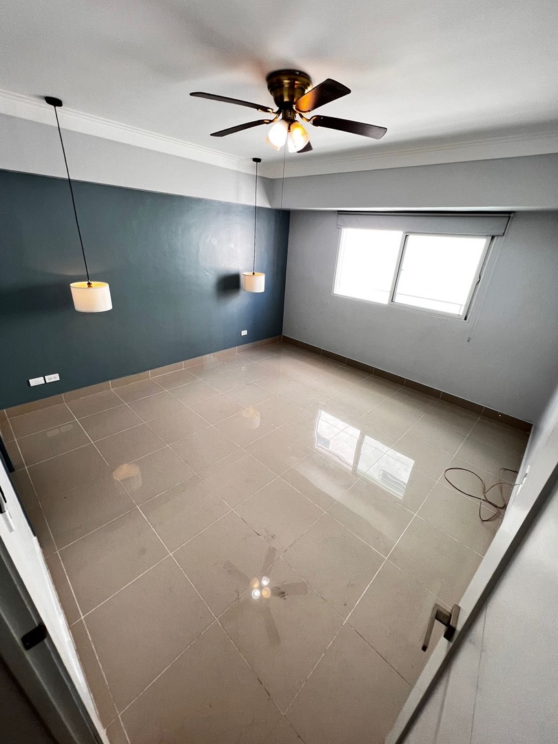 apartamentos - Vendo Evaristo morales dos habitaciones con línea blanca dos parqueos balcón  2