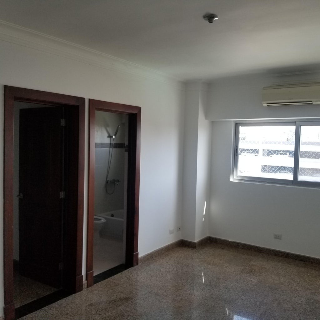 apartamentos -  pent-house ubicado en la zona exclusiva de Bella Vista. Amplio  4