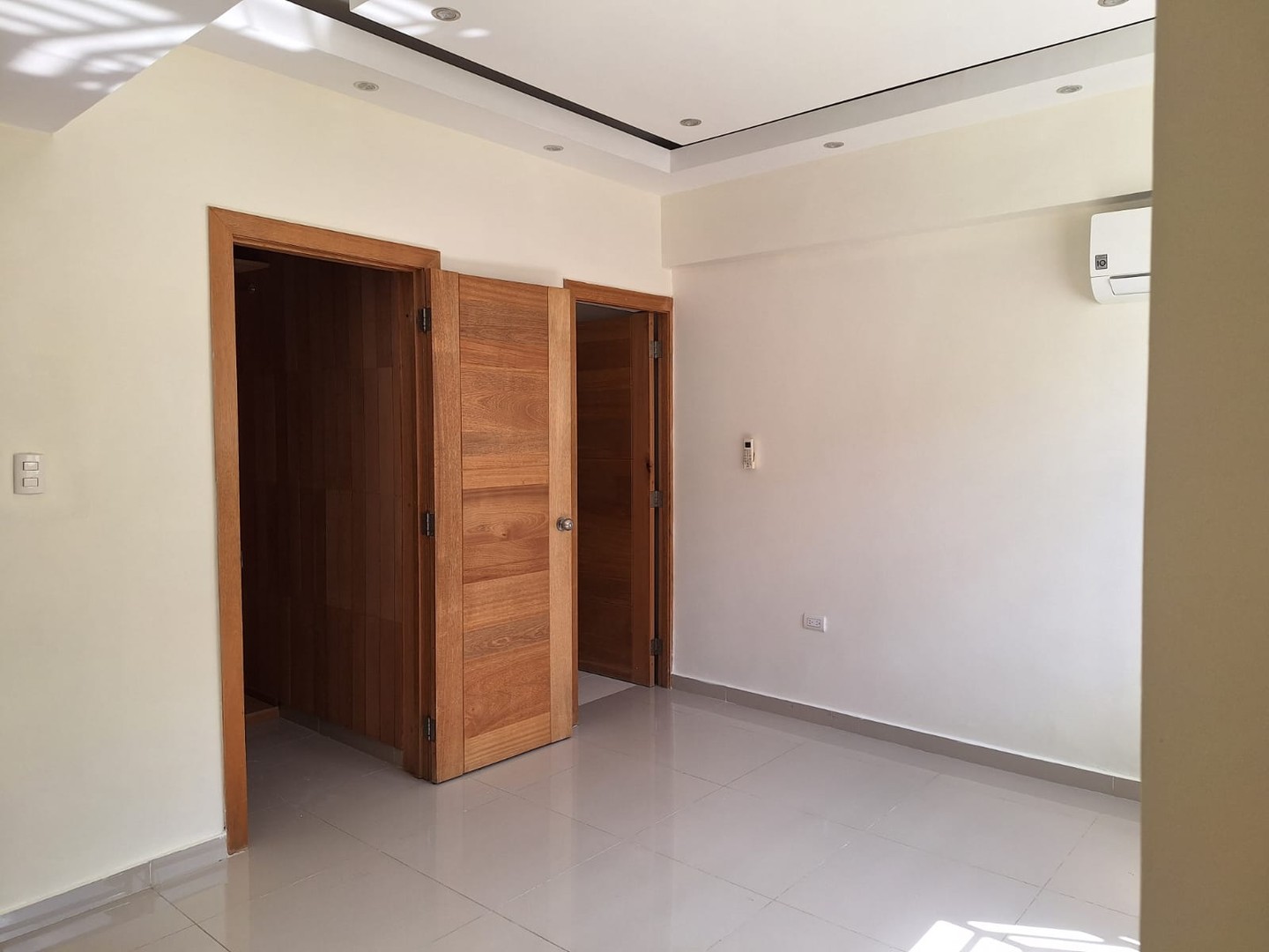 apartamentos - Alquilo en Los Prados.
Apartamento 2 nivel, 120 metros, con 3 hab, 
usd$1000 3