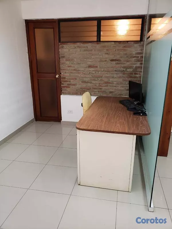 oficinas y locales comerciales - Local céntrico en Evaristo morales  4