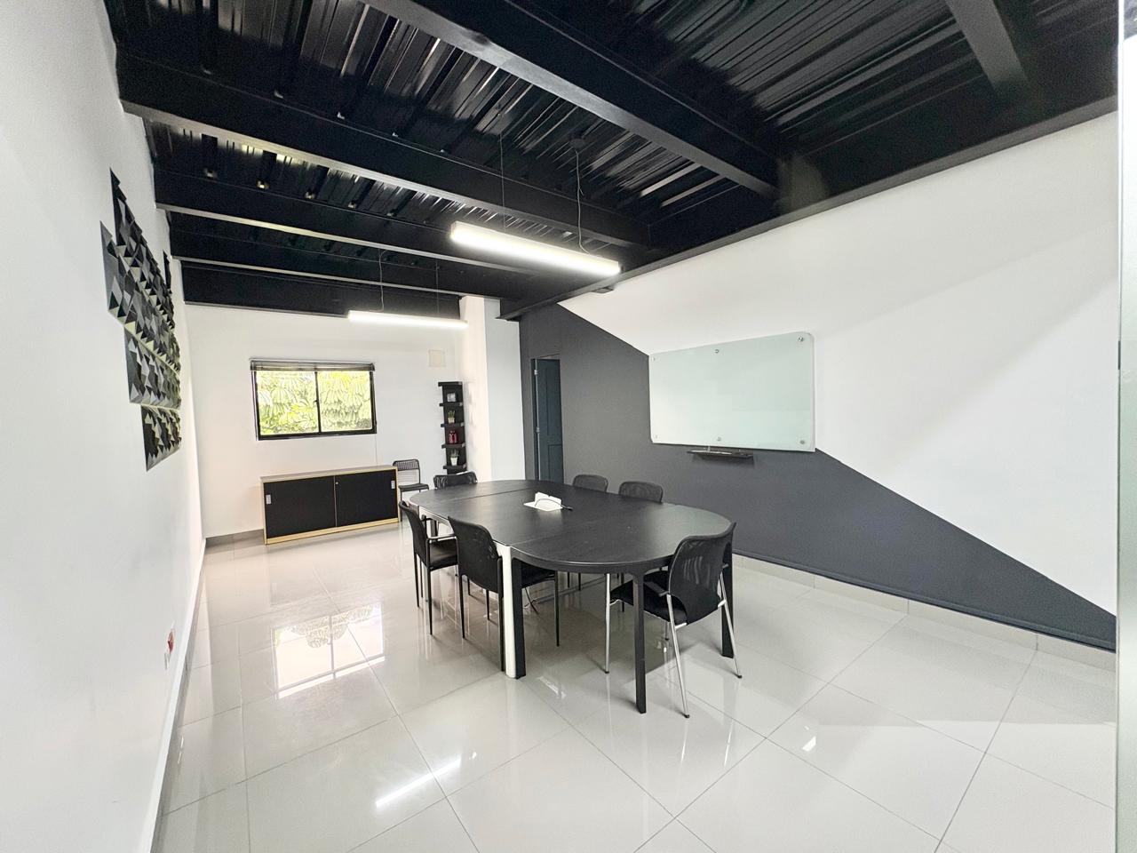 oficinas y locales comerciales - Alquiler Local en Edificio Comercial en Los Prados 2