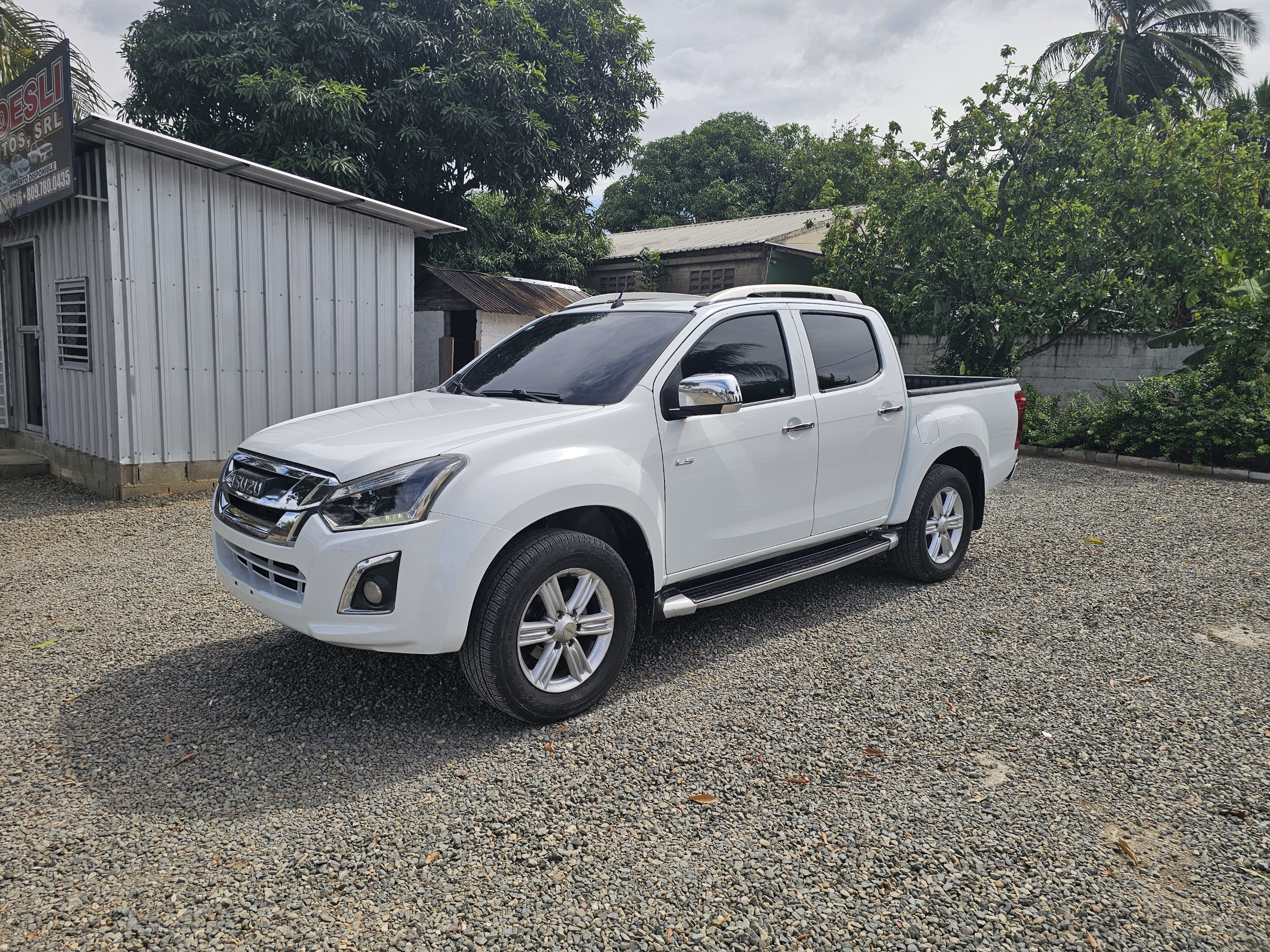 jeepetas y camionetas - Isuzu D-max 2017 full 1