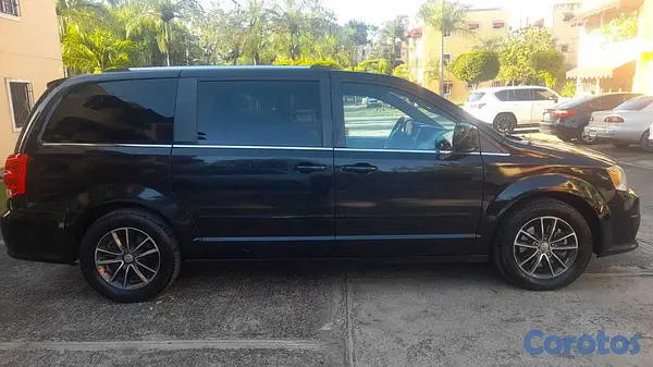 jeepetas y camionetas - Se vende Dodge Grand Caravan SXT 2017, excelentes  3