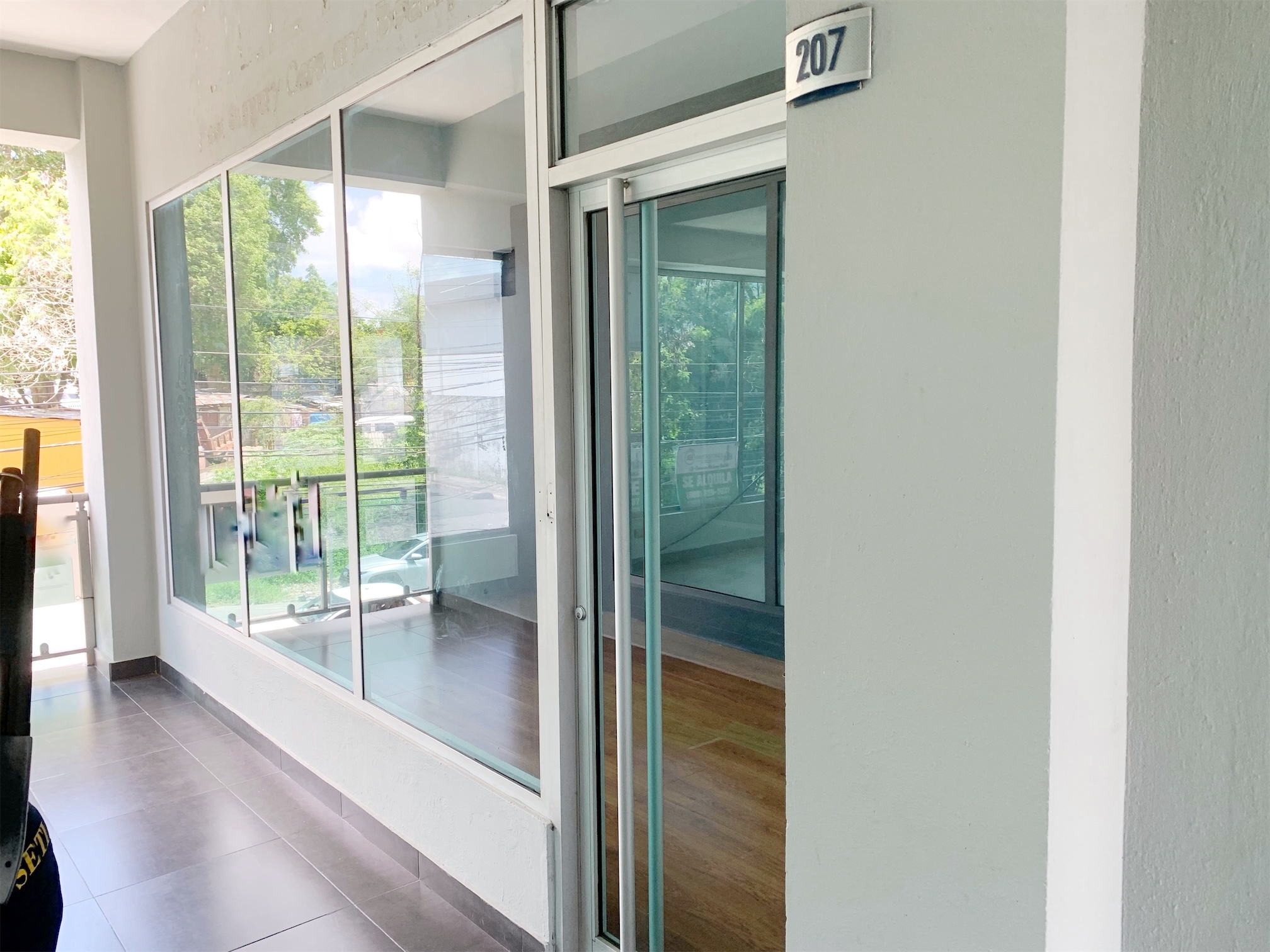 oficinas y locales comerciales - Local céntrico en los jardines 6