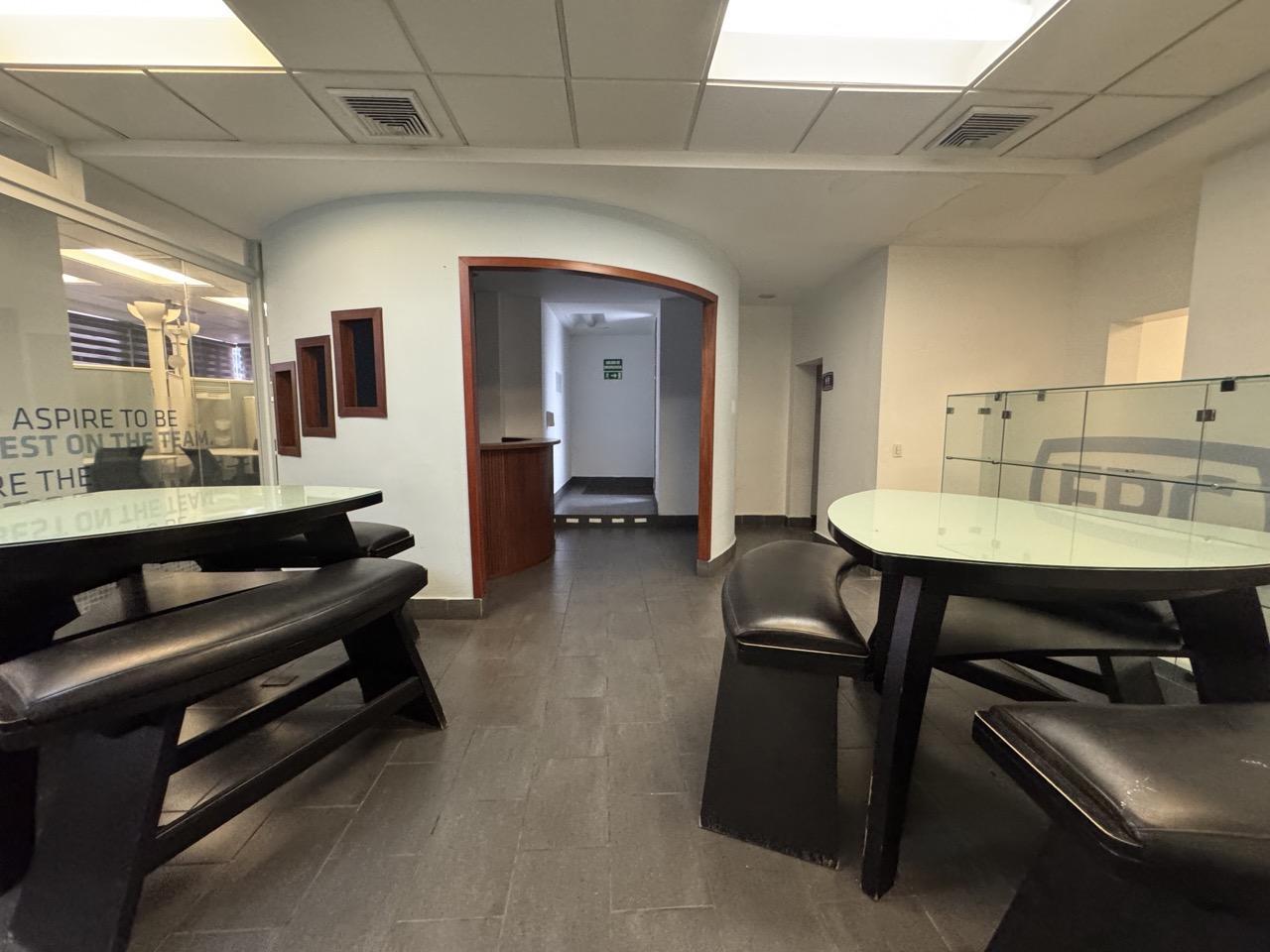 oficinas y locales comerciales - Local comercial edificio alquiler Naco Santo Domingo 7